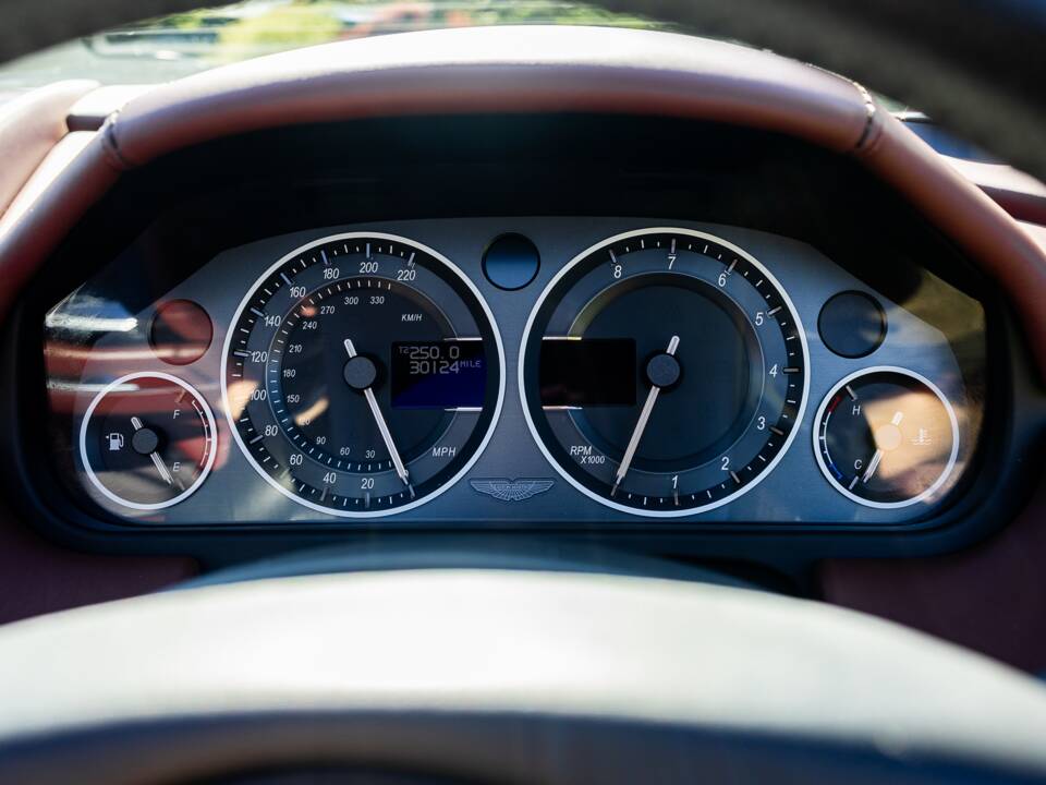 Image 36/39 of Aston Martin DBS Volante (2011)