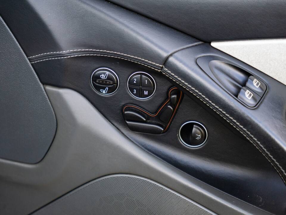 Image 32/45 of Mercedes-Benz SL 55 AMG (2004)