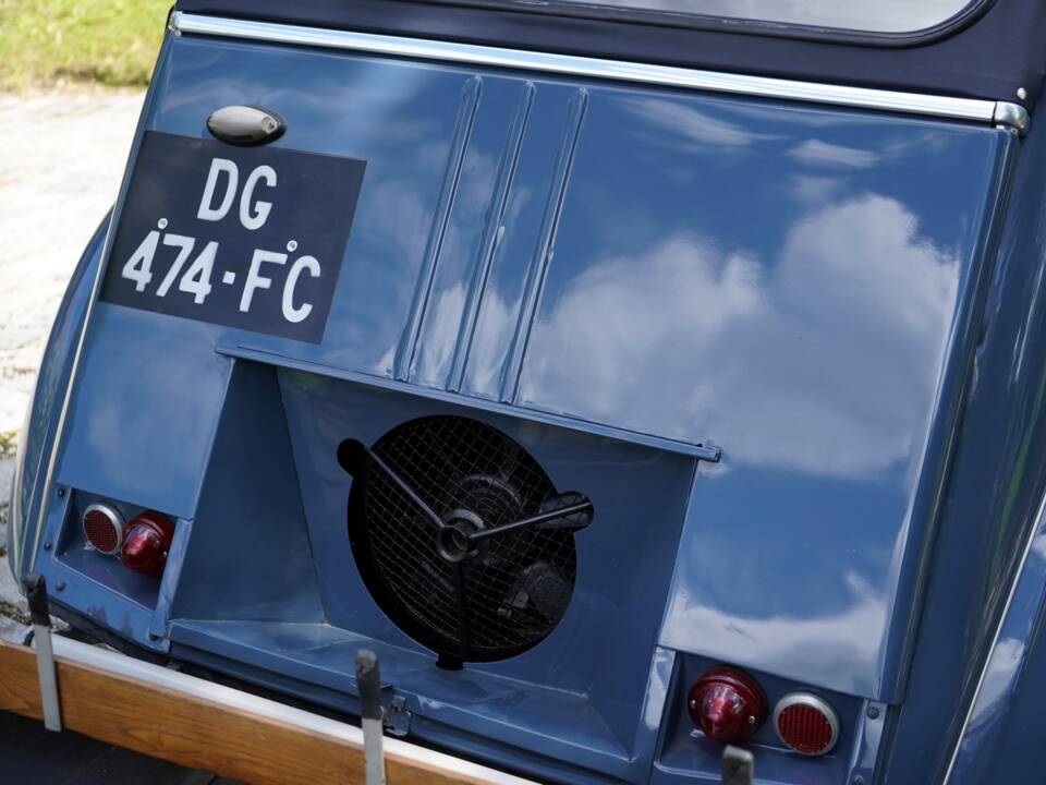 Image 22/43 of Citroën 2 CV Sahara 4x4 (1964)