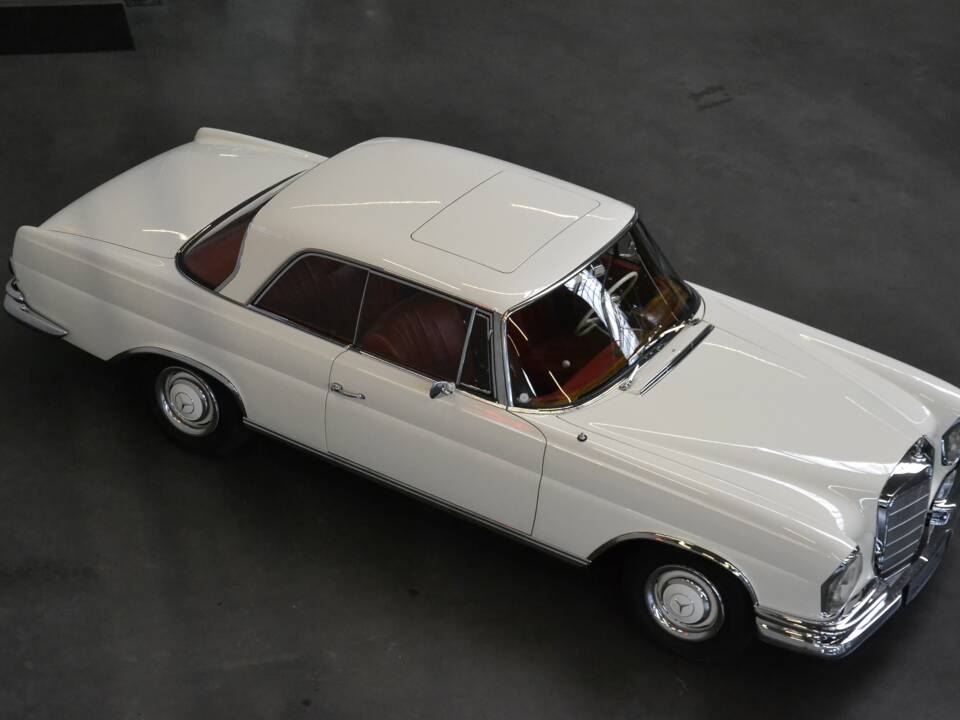 Image 9/61 de Mercedes-Benz 250 SE (1966)