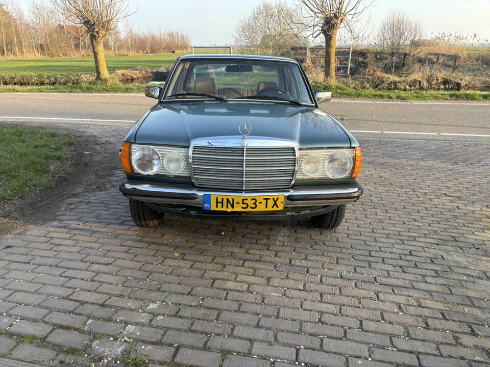 Image 3/8 of Mercedes-Benz 200 (1982)