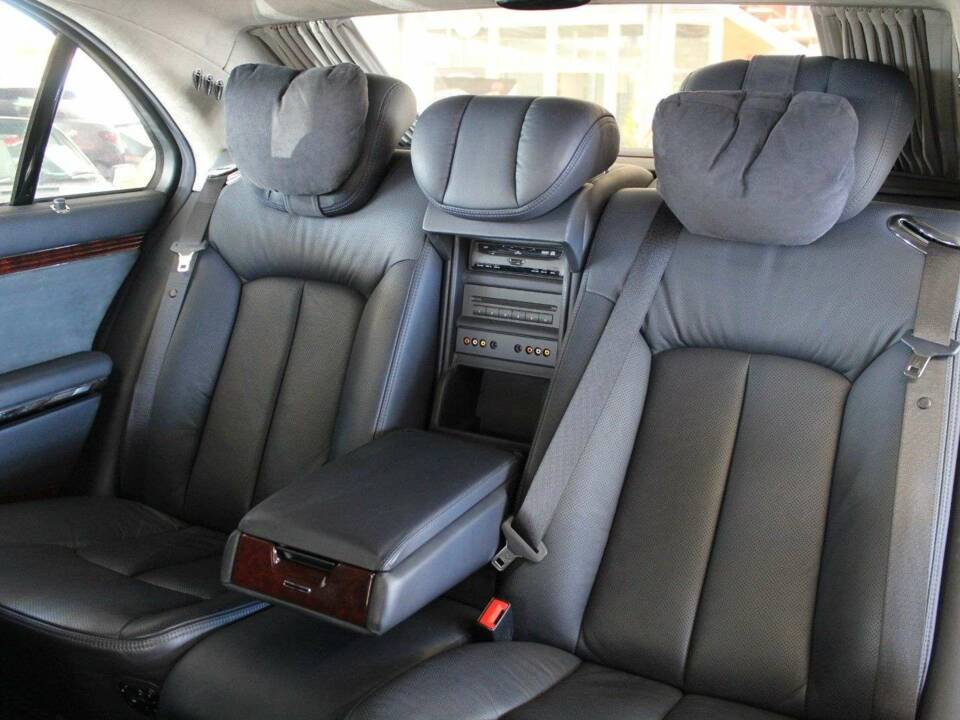 Image 18/20 of Maybach 57 (2004)