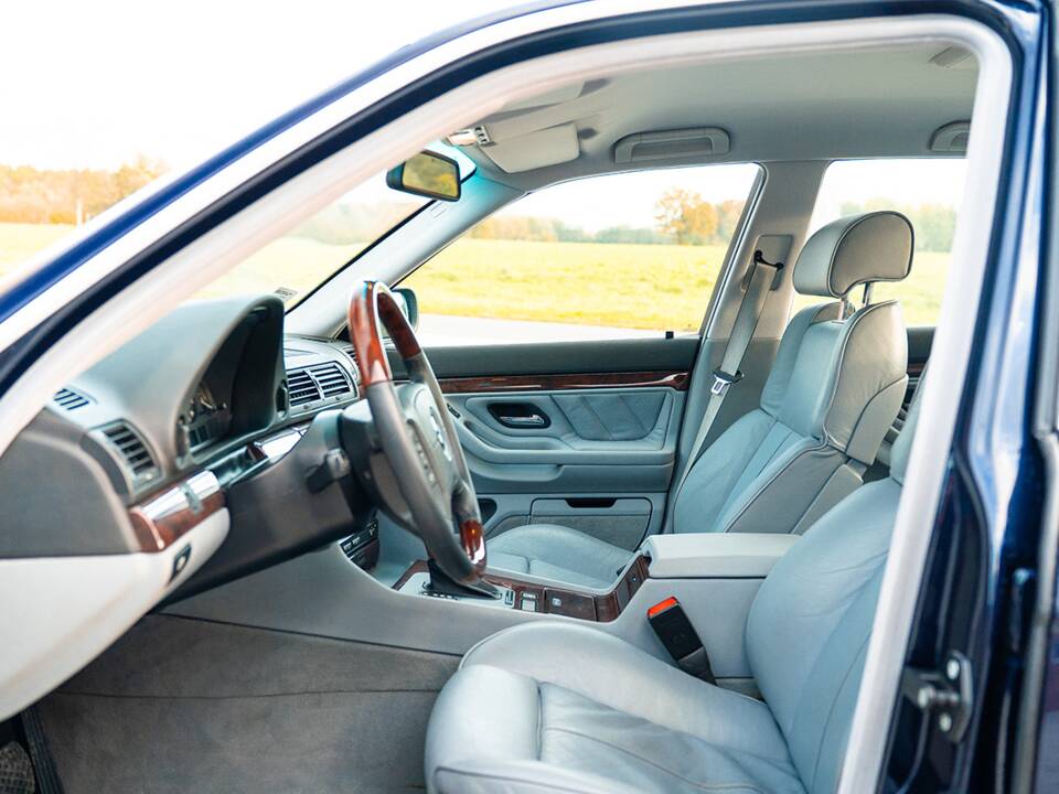 Image 23/55 of BMW 740i (1997)