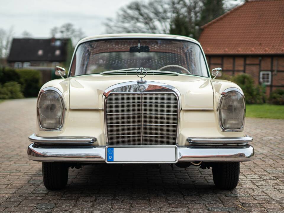 Image 6/42 of Mercedes-Benz 220 SE b (1965)
