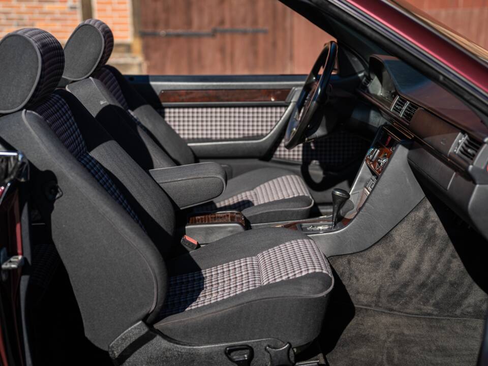 Bild 38/42 von Mercedes-Benz E 200 (1997)