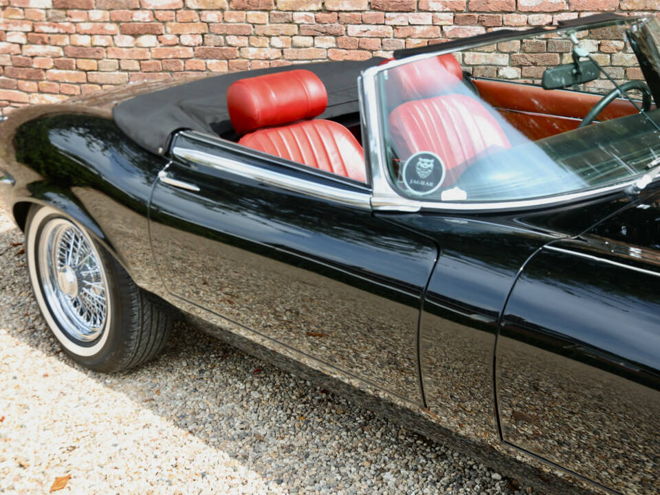 Image 9/50 of Jaguar E-Type V12 (1974)