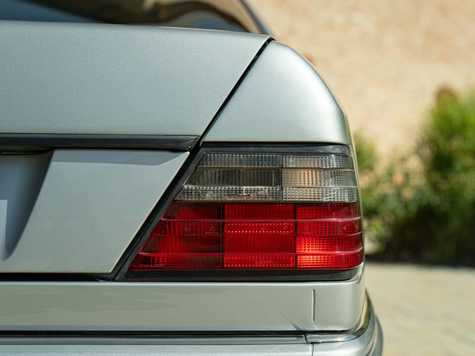 Image 25/50 of Mercedes-Benz E 200 (1995)