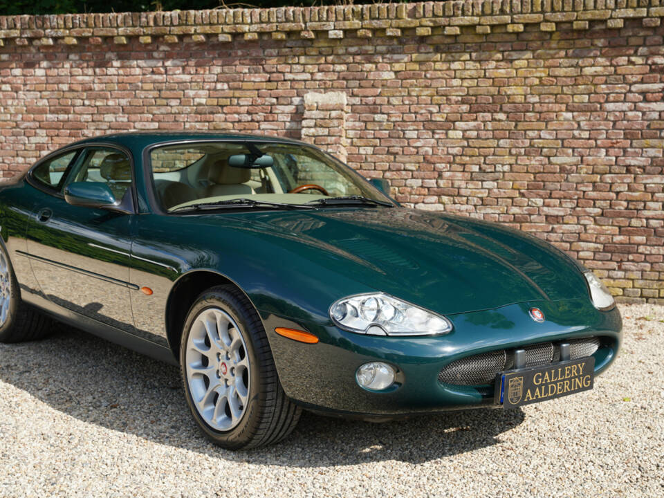 Image 44/50 of Jaguar XKR (2001)