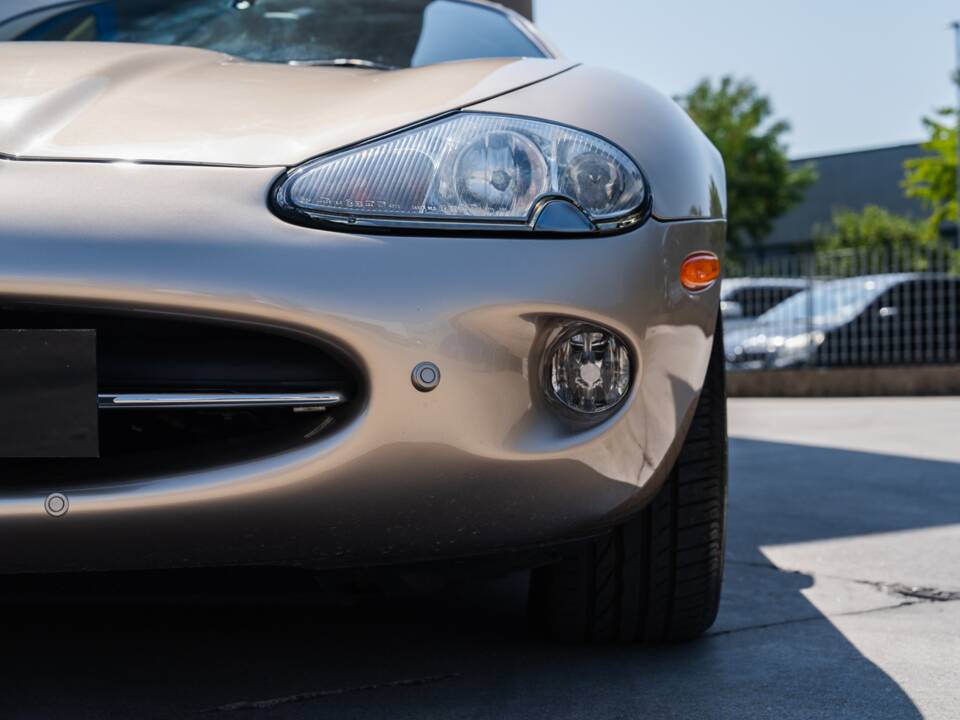 Image 6/91 de Jaguar XK8 4.0 (2000)