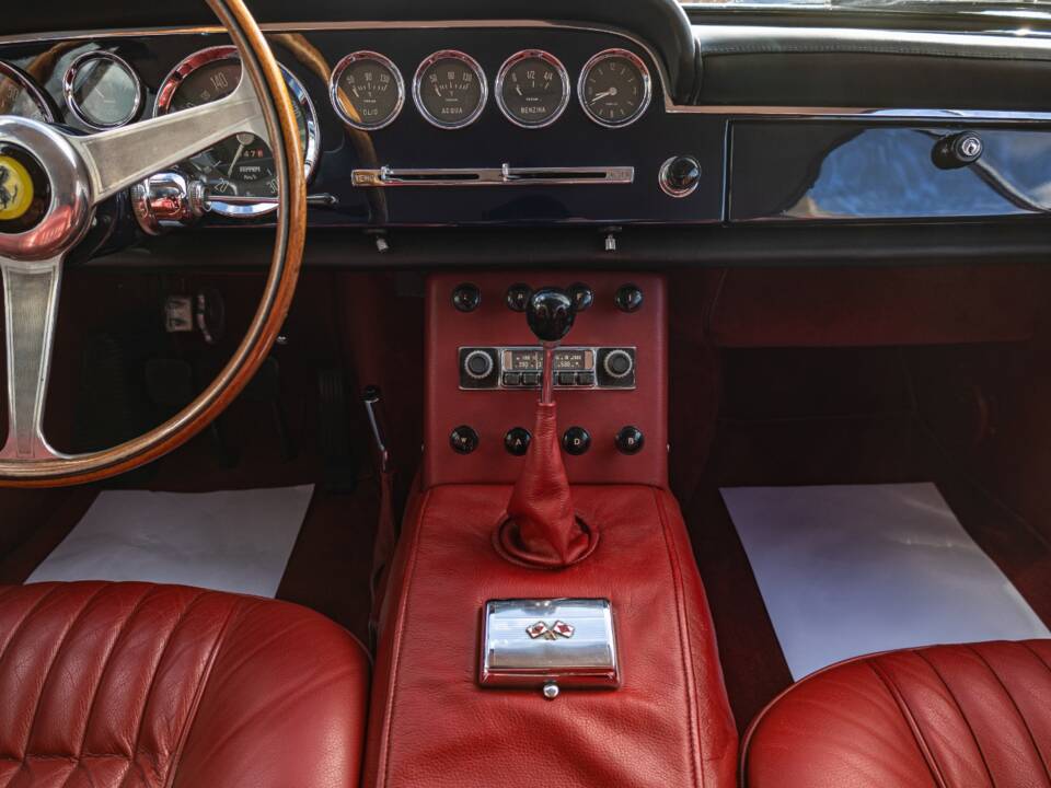 Image 12/21 of Ferrari 250 GT&#x2F;E (1961)