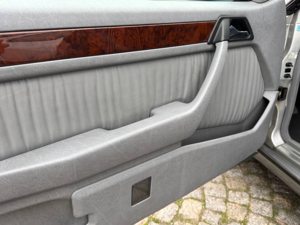Imagen 34/100 de Mercedes-Benz 300 CE (1992)