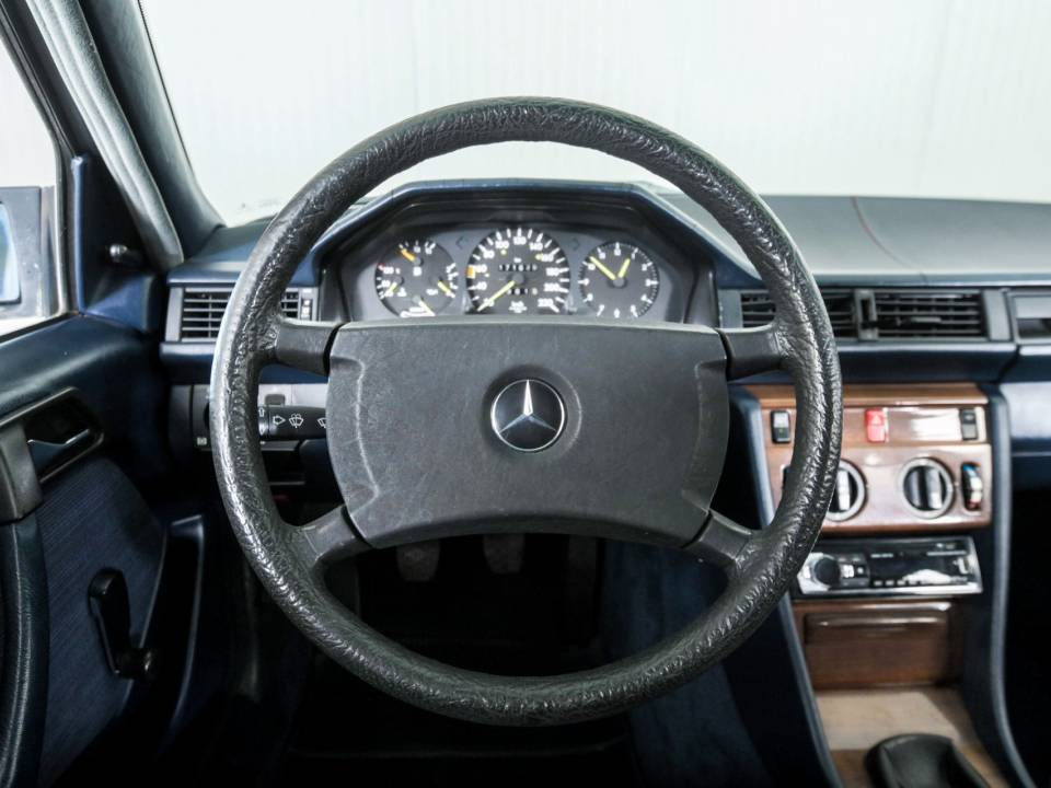 Imagen 6/50 de Mercedes-Benz 200 (1986)