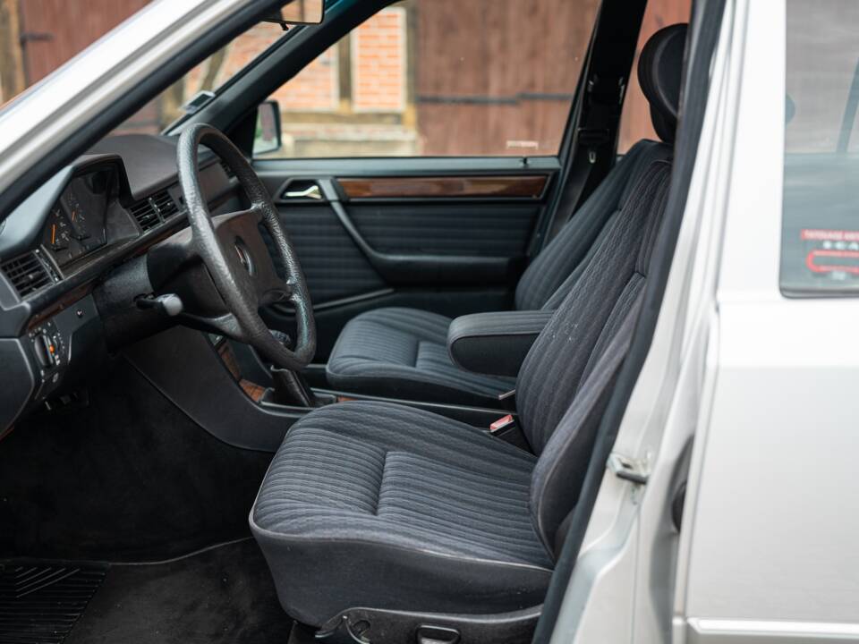 Imagen 24/72 de Mercedes-Benz 250 TD (1991)
