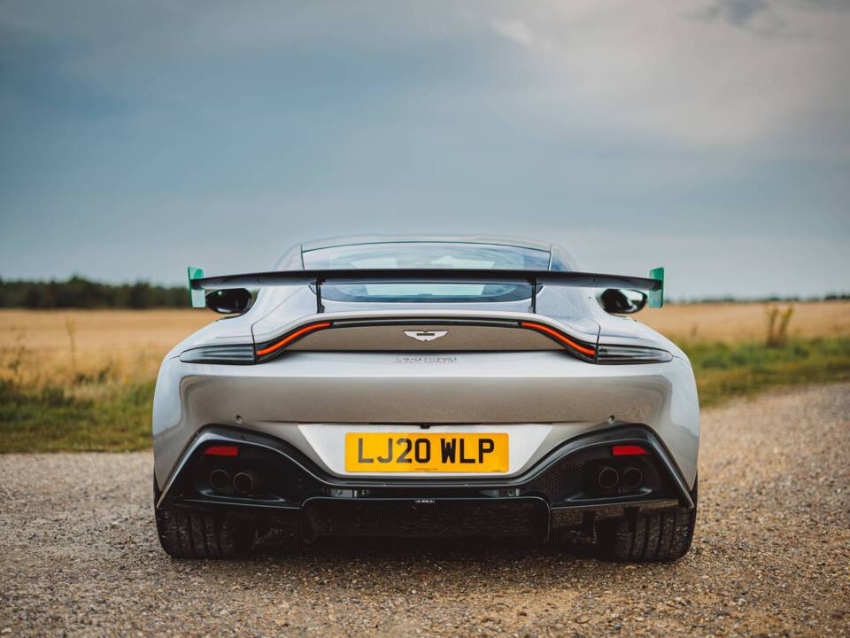 Immagine 7/8 di Aston Martin V8 Vantage AMR (2020)