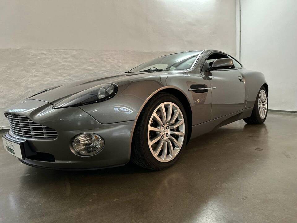 Image 7/20 of Aston Martin V12 Vanquish (2003)