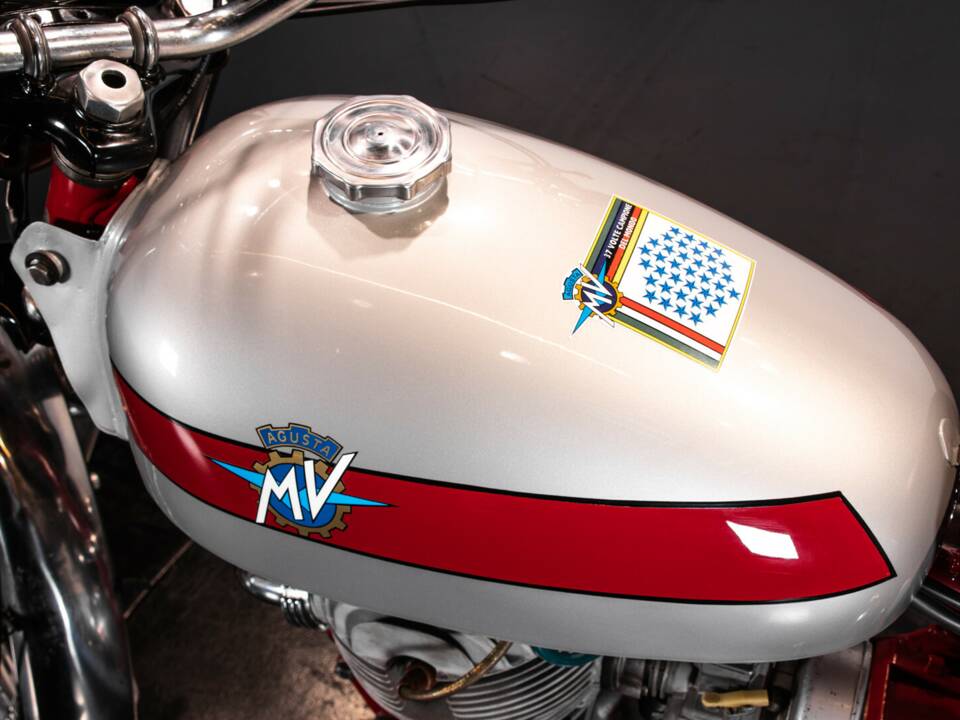 Image 14/34 of MV Agusta 250 Bicilindrica (1970)