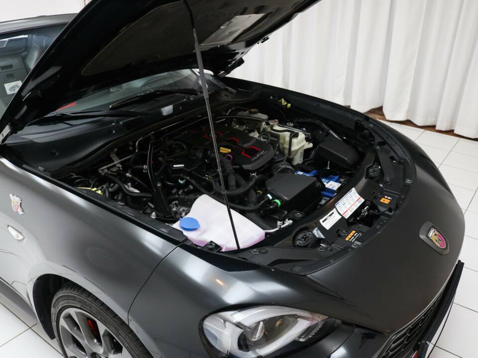 Image 12/13 of Abarth 124 Spider (2018)