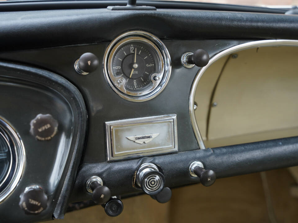 Image 38/50 of Aston Martin DB 2&#x2F;4 Mk III (1959)