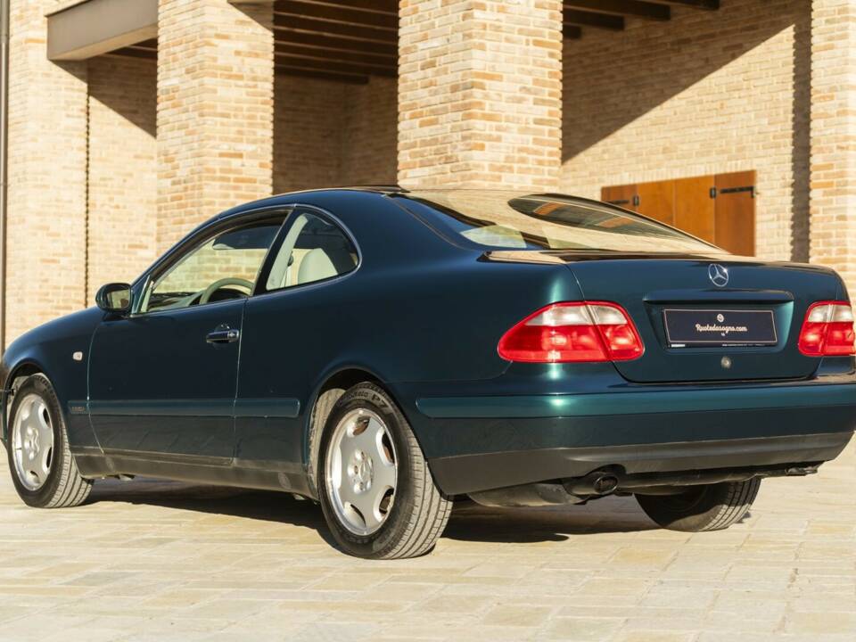 Image 11/50 of Mercedes-Benz CLK 200 (1997)
