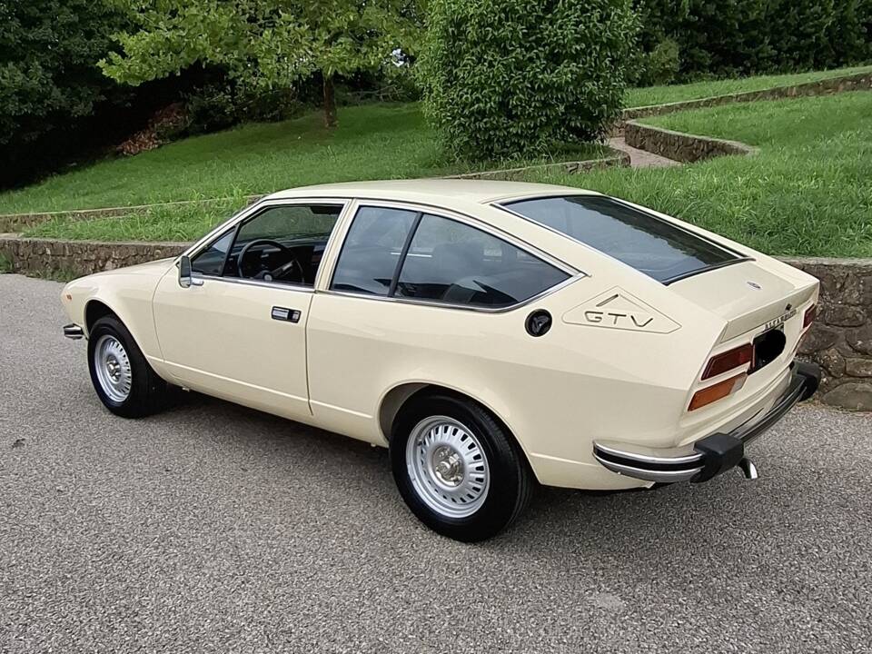 Image 2/13 of Alfa Romeo GTV 2.0 (1981)