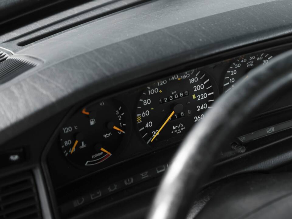 Imagen 30/50 de Mercedes-Benz 190 E 2.5-16 Evolution II (1990)