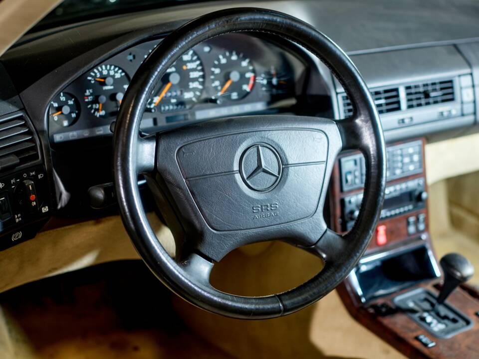 Image 41/43 of Mercedes-Benz 500 SL (1992)
