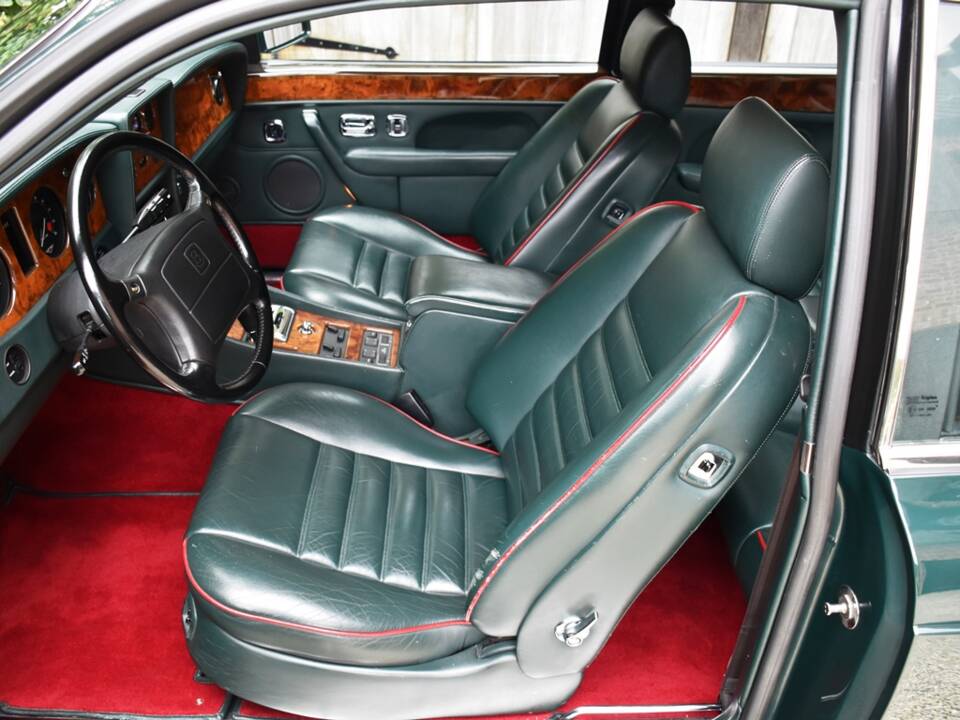 Image 22/43 of Bentley Continental R (1993)