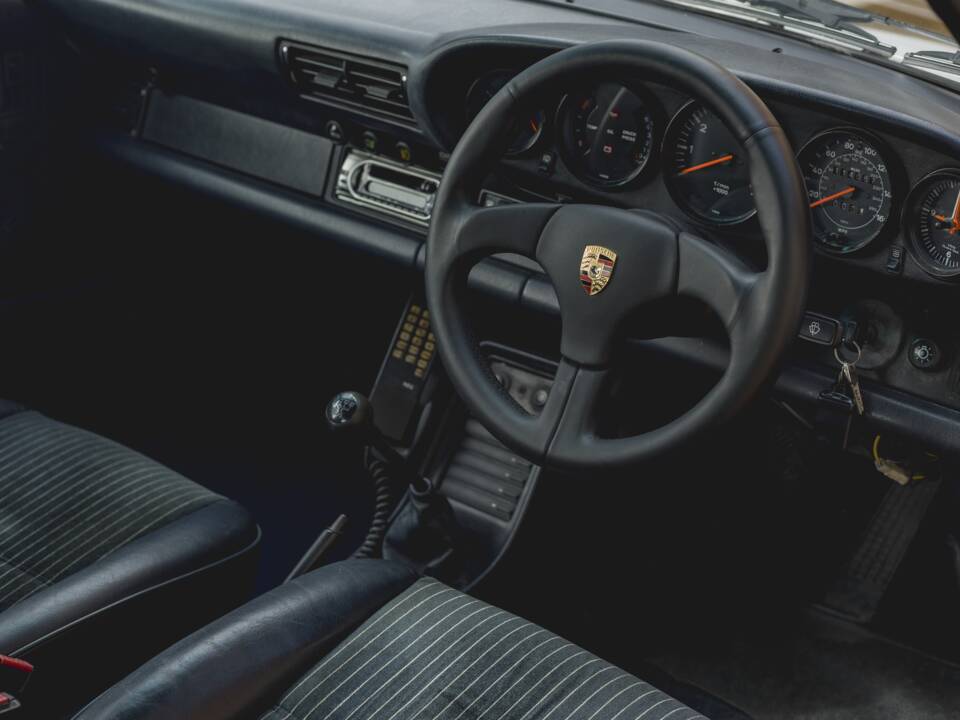 Image 24/33 of Porsche 911 Carrera 3.2 (1988)