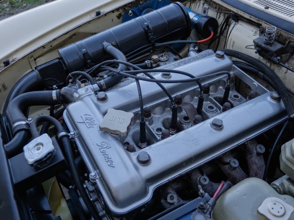 Image 29/58 of Alfa Romeo 2000 Spider Veloce (1977)