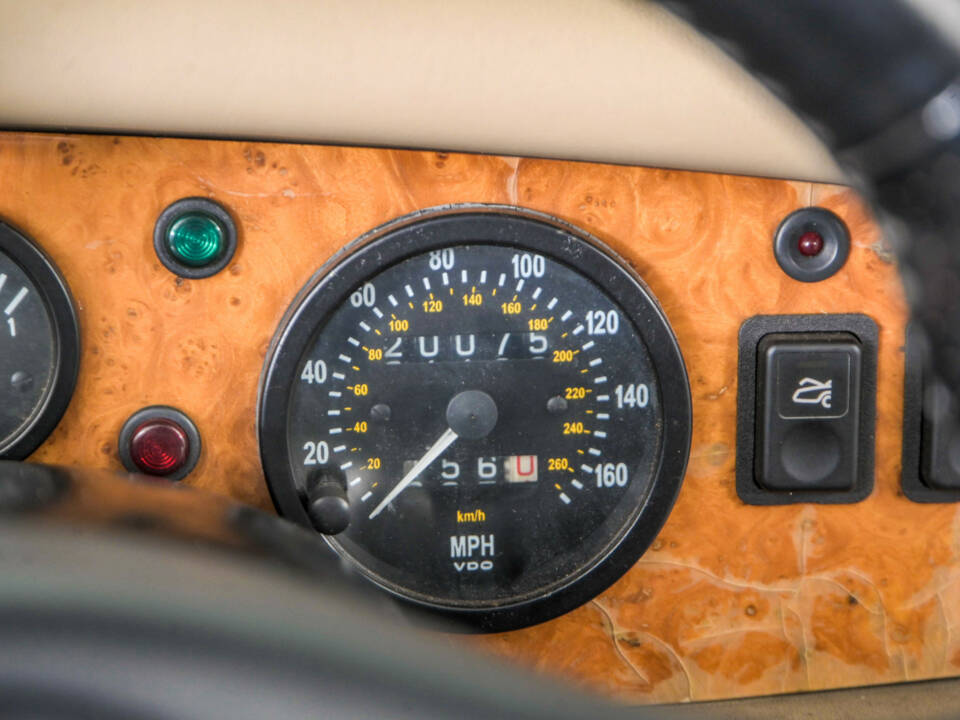 Image 17/50 of MG RV8 (1991)