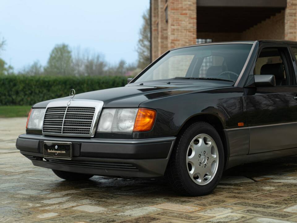 Image 18/49 of Mercedes-Benz 320 E (1993)