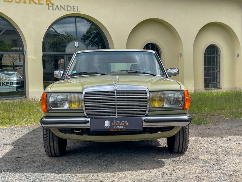 Image 12/34 of Mercedes-Benz 200 T (1983)