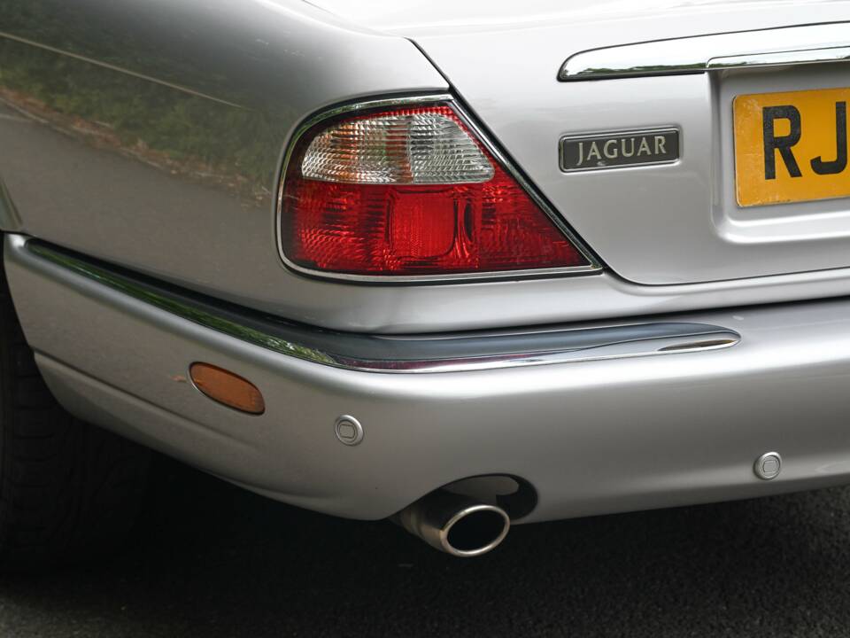 Immagine 19/50 di Jaguar XJ 8 Executive (2002)