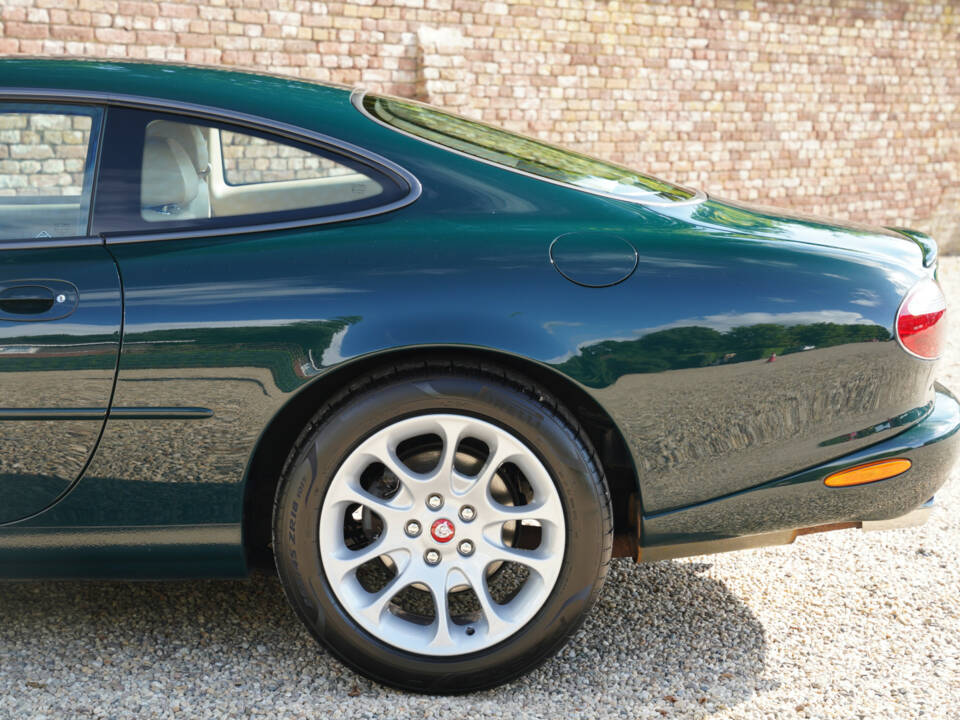 Image 24/50 of Jaguar XKR (2001)