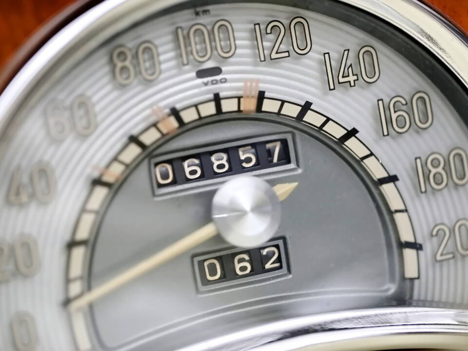 Bild 18/31 von BMW 502 - 3,2 Liter Super (1960)
