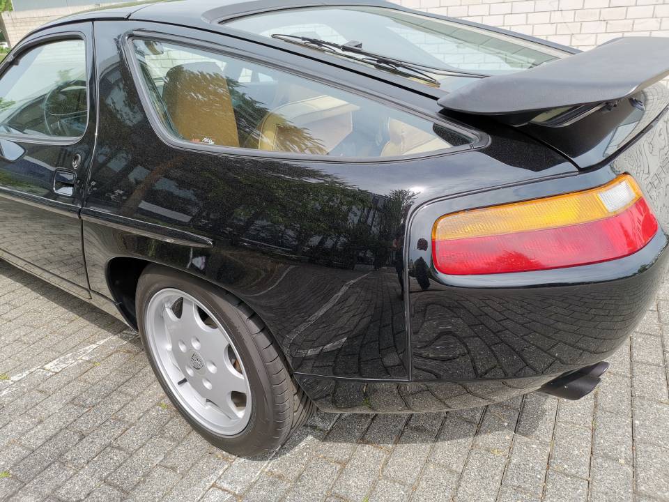 Image 14/22 of Porsche 928 GT (1990)