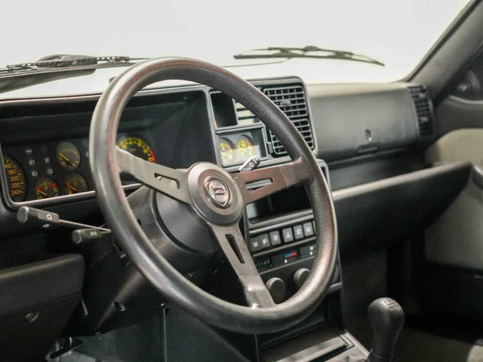 Image 15/46 of Lancia Delta HF Integrale (1988)