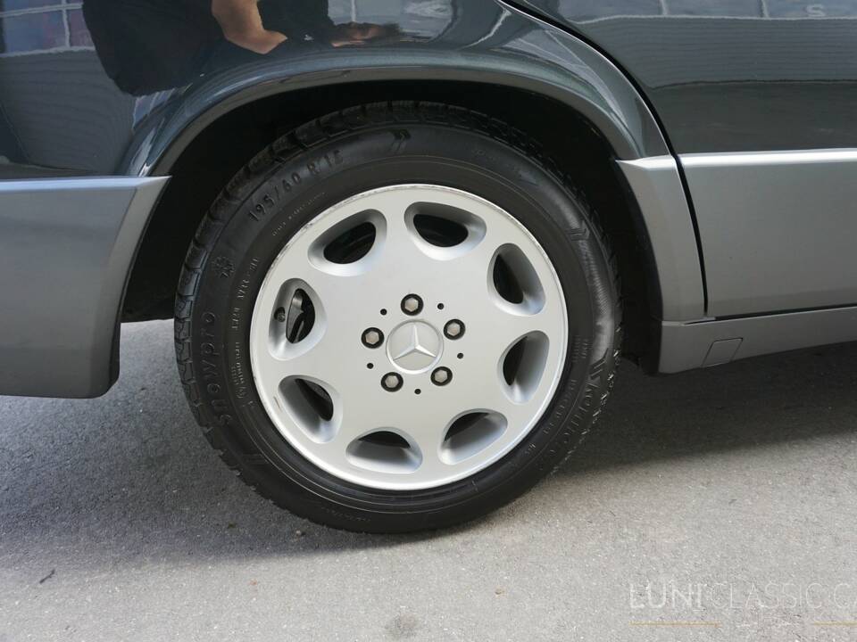 Immagine 26/47 di Mercedes-Benz 190 E 2.3 (1992)