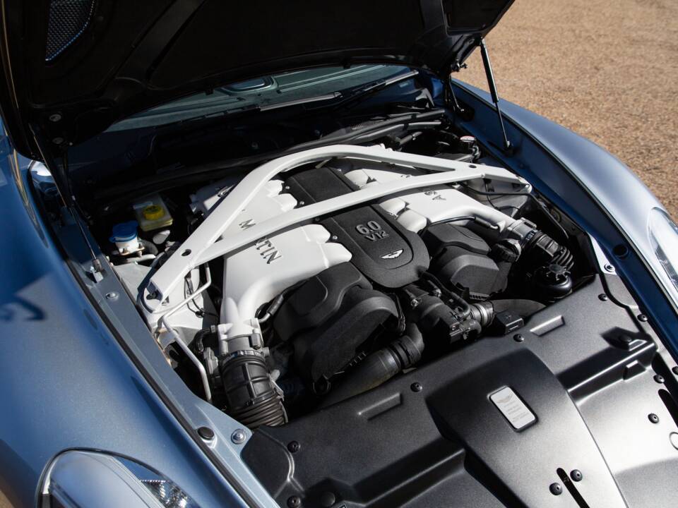 Image 6/80 of Aston Martin Vanquish (2013)