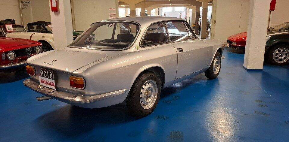 Image 4/37 of Alfa Romeo Giulia 1300 GT Junior (1975)