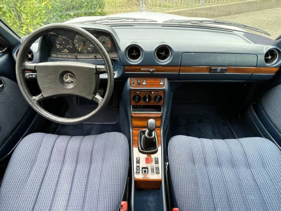 Image 18/24 de Mercedes-Benz 230 CE (1985)