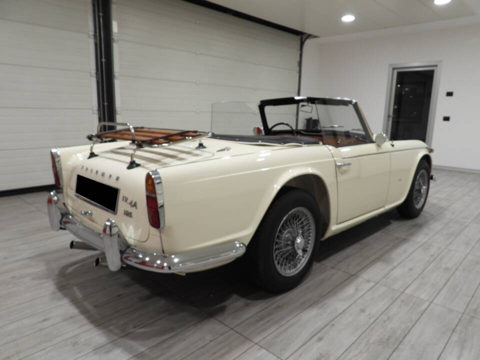 Immagine 4/15 di Triumph TR 4A IRS (1967)