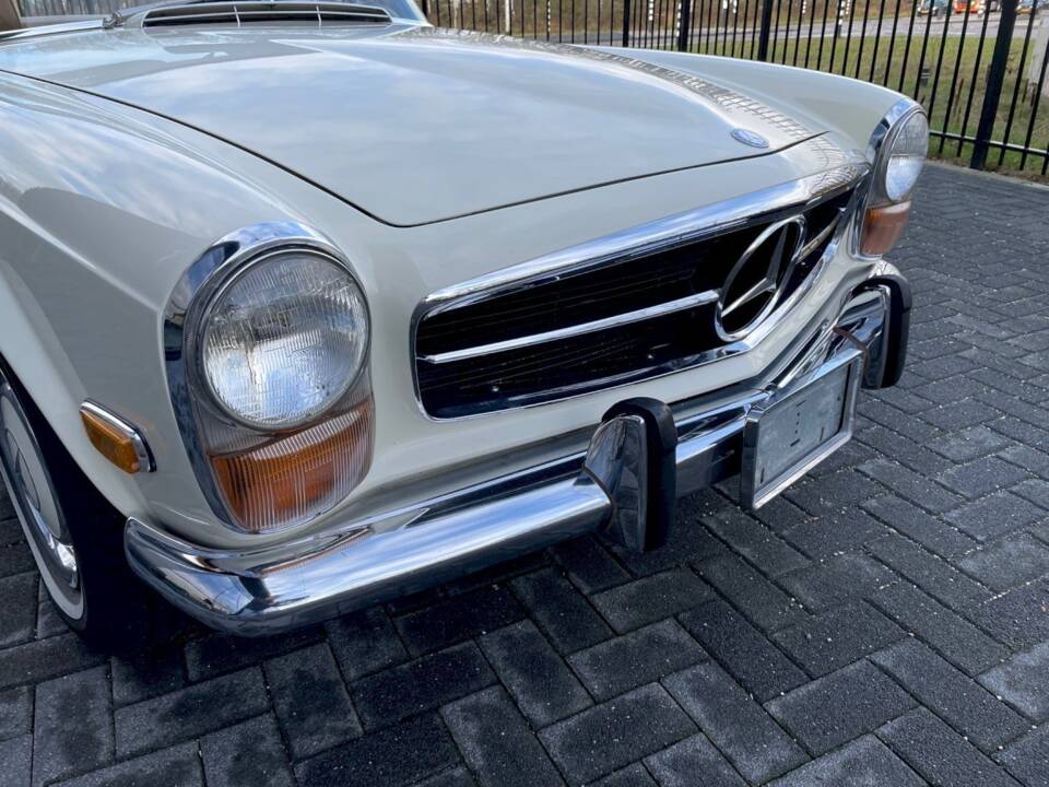 Immagine 6/33 di Mercedes-Benz 280 SL (1970)