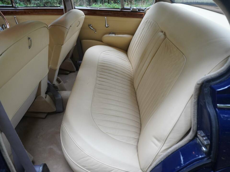 Image 15/18 of Jaguar Mk II 3.8 (1966)