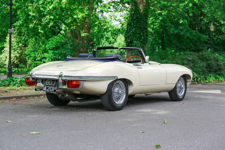 Image 7/50 of Jaguar E-Type (1969)