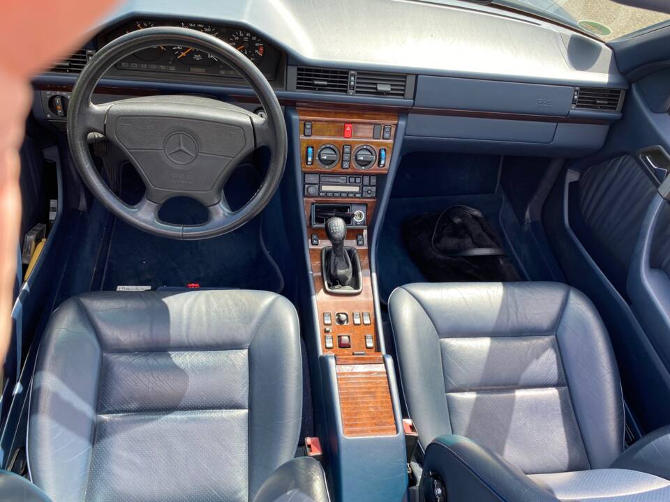 Image 21/31 of Mercedes-Benz E 220 (1994)