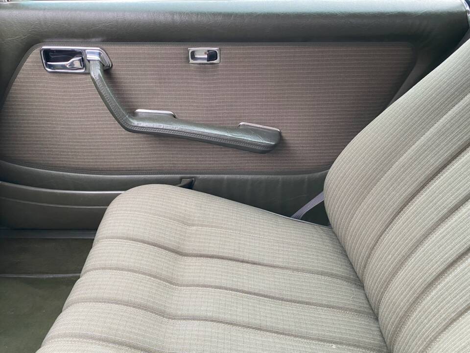 Image 33/66 of Mercedes-Benz 230 CE (1981)