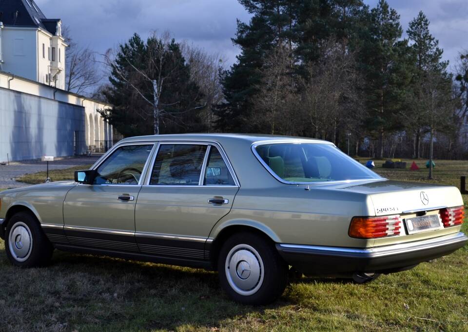 Immagine 4/25 di Mercedes-Benz 500 SEL (1984)