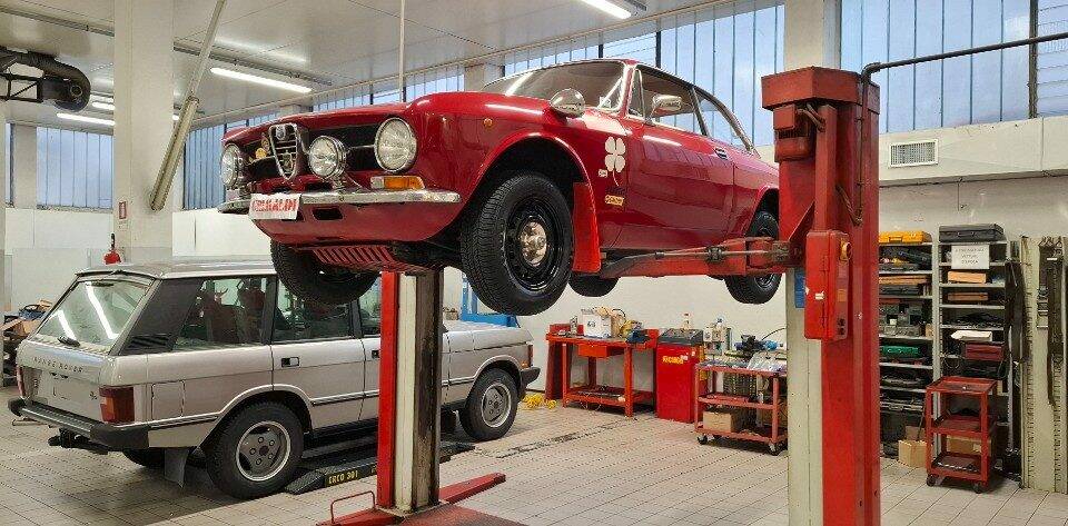 Immagine 12/37 di Alfa Romeo Giulia 1300 GT Junior (1974)