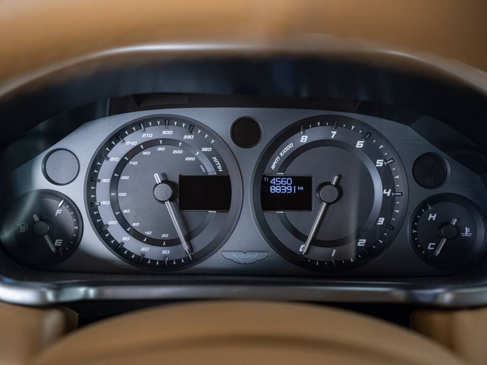 Image 12/32 of Aston Martin Vanquish (2013)